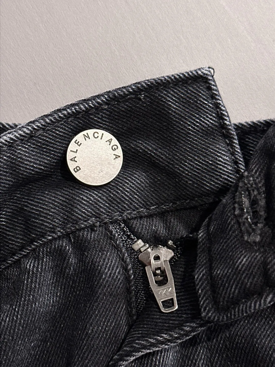Paris' 2026 spring and summer new jeans denim shorts are woven from imported Japanese Denim plain cotton denim fabrics. They have three standards. The top stone-washed process makes the texture reach the old taste of the 1980s. It is soft, delicate and comfortable. The color has a modern and fashionable vicissitudes. The upper body is Versatile fashion! Light luxury. A must-have item for daily commuting! Sizes: 28-40 (please state your height and weight when placing an order)